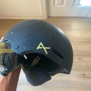 Men’s large anon snowboarding helmet.